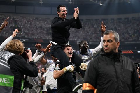 Aston Villas Torwart Emiliano Martínez trägt nach dem Finalsieg gegen den SC Freiburg seinen Trainer Unai Emery auf den Schulter
