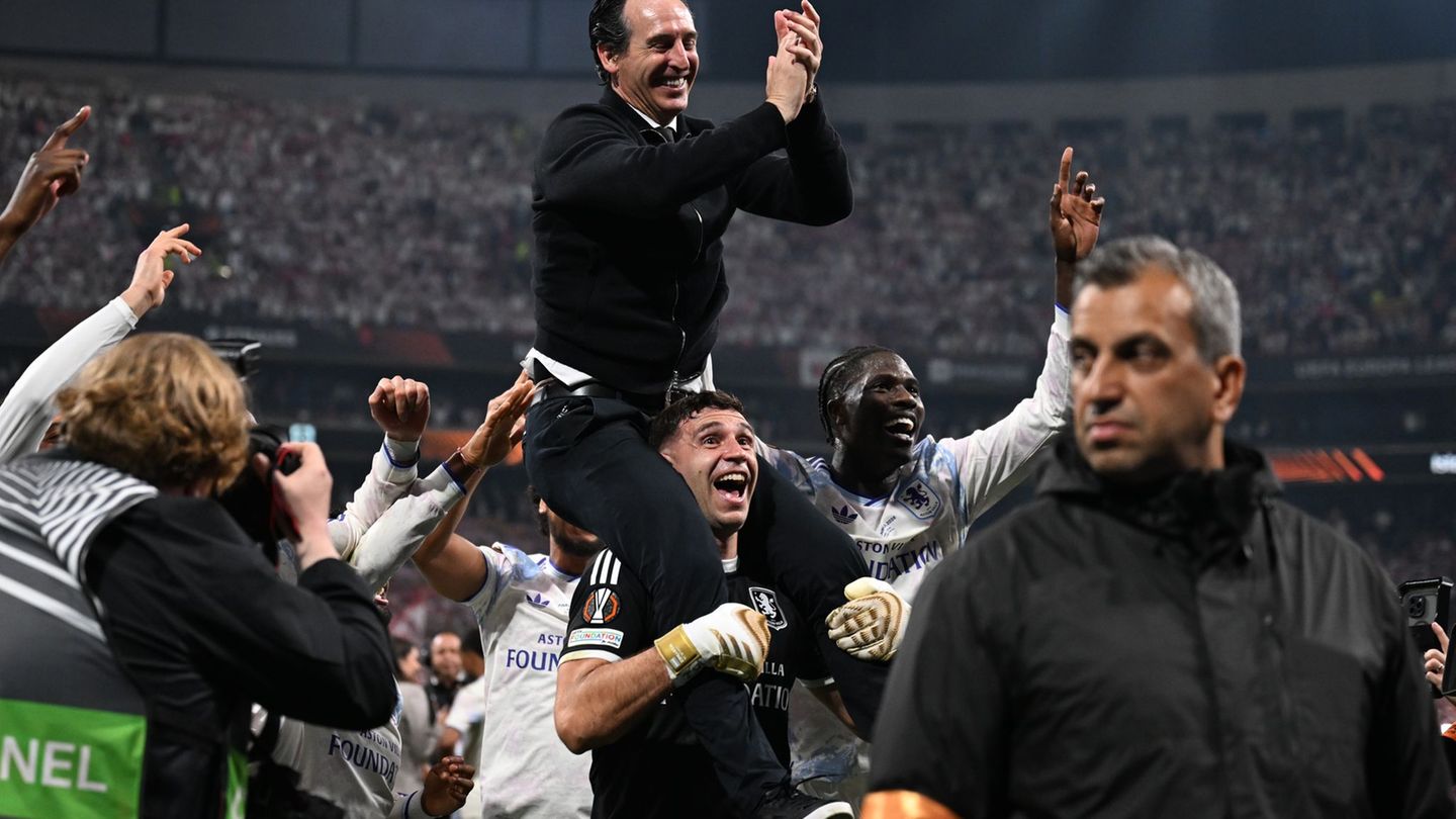 Aston Villas Torwart Emiliano Martínez trägt nach dem Finalsieg gegen den SC Freiburg seinen Trainer Unai Emery auf den Schulter