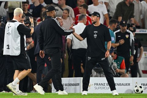 Shake Hands der Trainer Vincent Kompany (l) und Sebastian Hoeneß nach dem Supercup-Duell zu Saisonbeginn. (Archivbild) Foto: Tom
