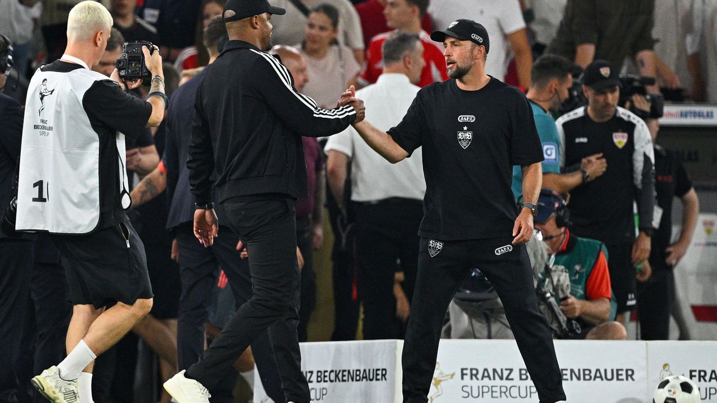 Shake Hands der Trainer Vincent Kompany (l) und Sebastian Hoeneß nach dem Supercup-Duell zu Saisonbeginn. (Archivbild) Foto: Tom