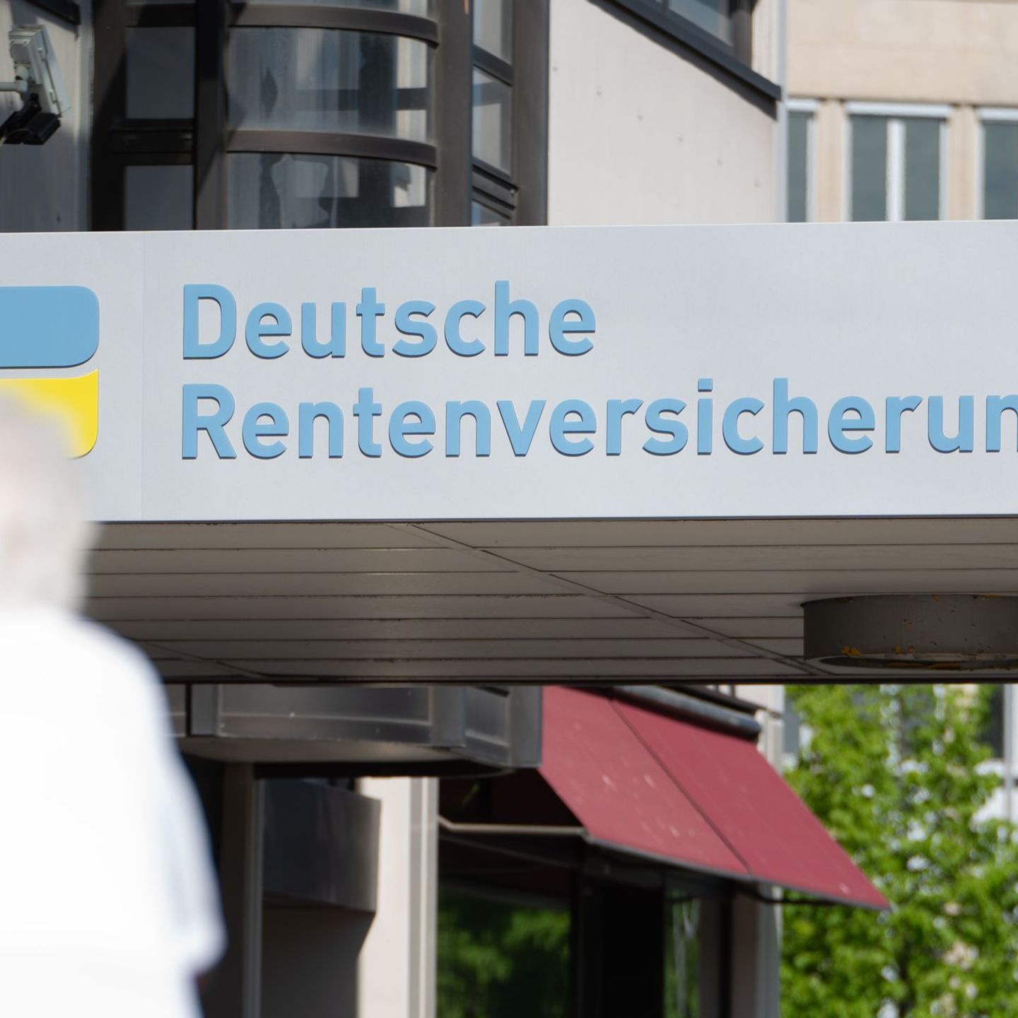 Ein "Bild"-Bericht über angebliche Vorschläge für eine Anhebung des Renteneintrittsalters auf 70 Jahre löst in Berlin Wirbel aus
