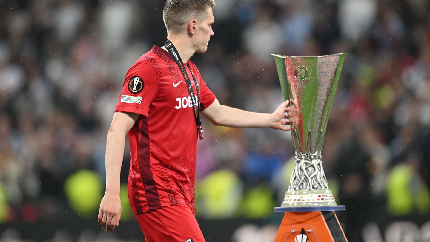 Matthias Ginter geht nach der Pleite des SC Freiburg gegen Aston Villa an der Trophäe vorbei