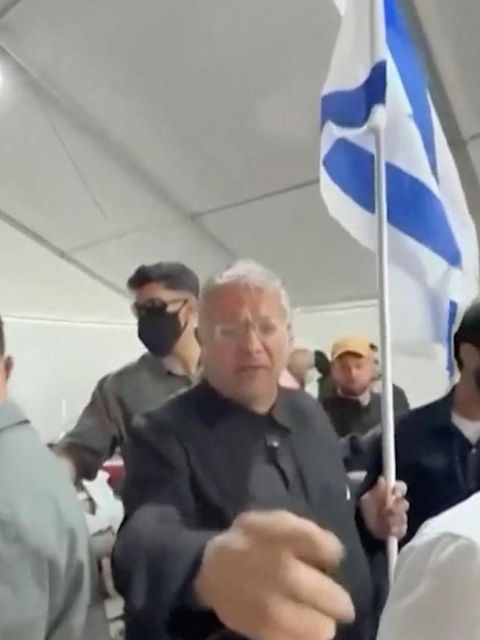 Israel-Minister (l.) zeigt auf kniende Gaza-Aktivisten (r.)