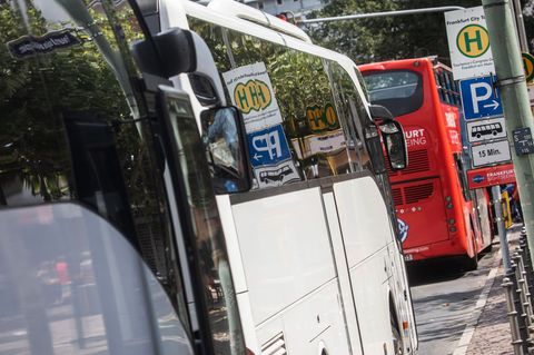 Fast jeder fünfte Bus, der beim TÜV geprüft wurde, hatte vergangenes Jahr erhebliche Mängel. (Archivbild) Foto: Frank Rumpenhors