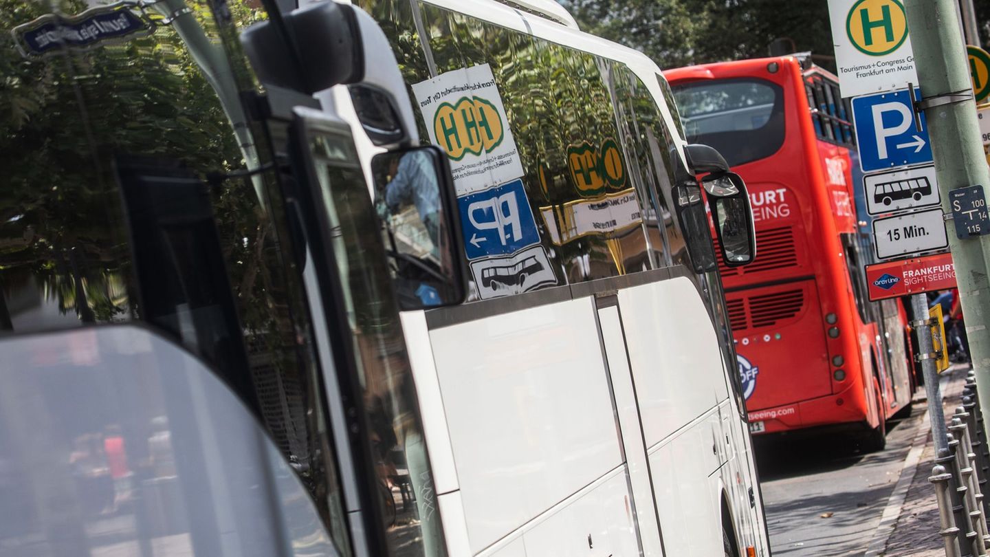 Fast jeder fünfte Bus, der beim TÜV geprüft wurde, hatte vergangenes Jahr erhebliche Mängel. (Archivbild) Foto: Frank Rumpenhors