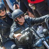 Peter Maffay mit seiner Frau auf einem Motorrad