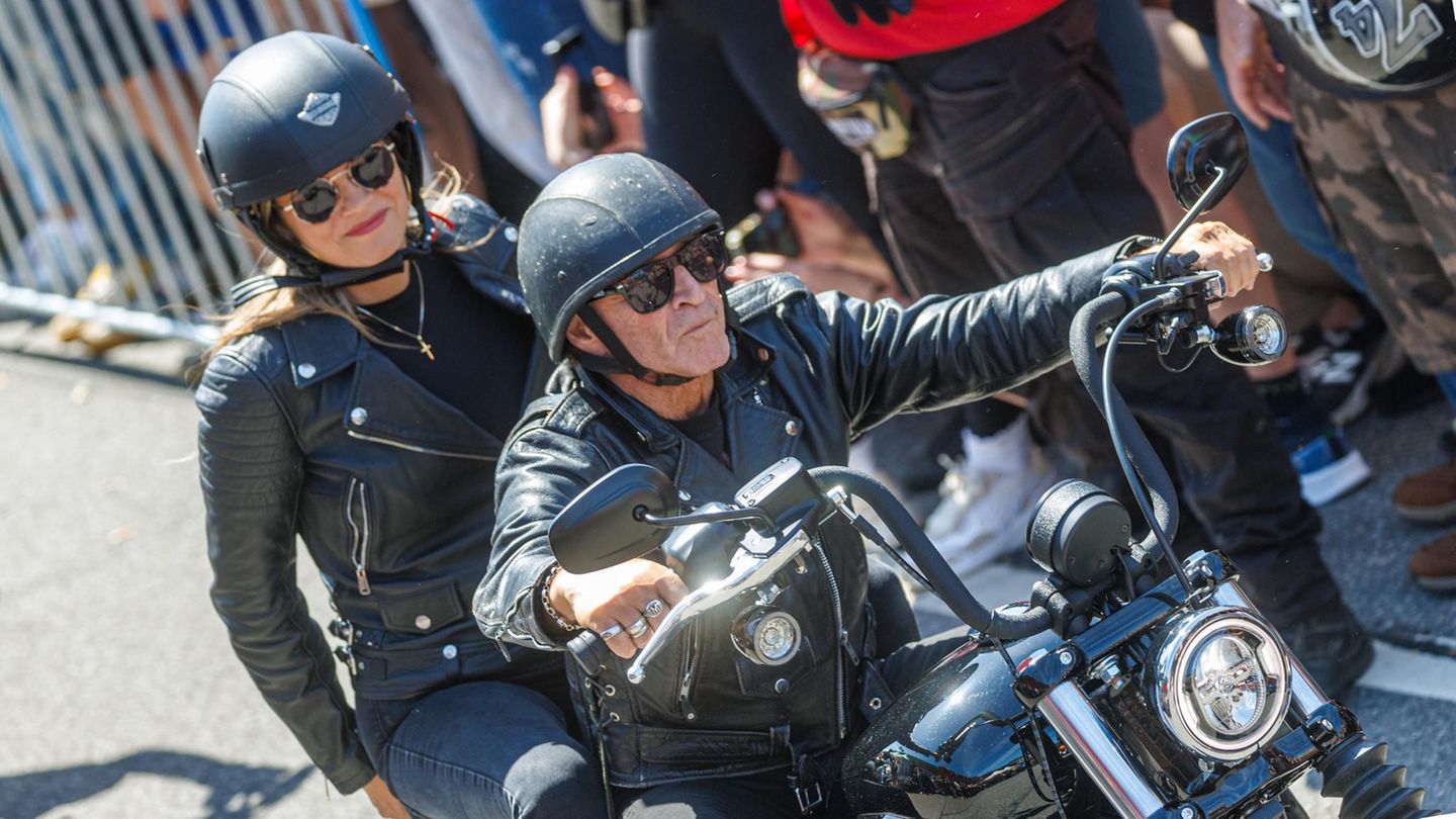 Peter Maffay mit seiner Frau auf einem Motorrad