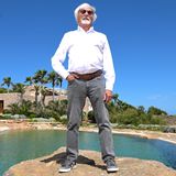 Bernie Ecclestone steht an einem Pool
