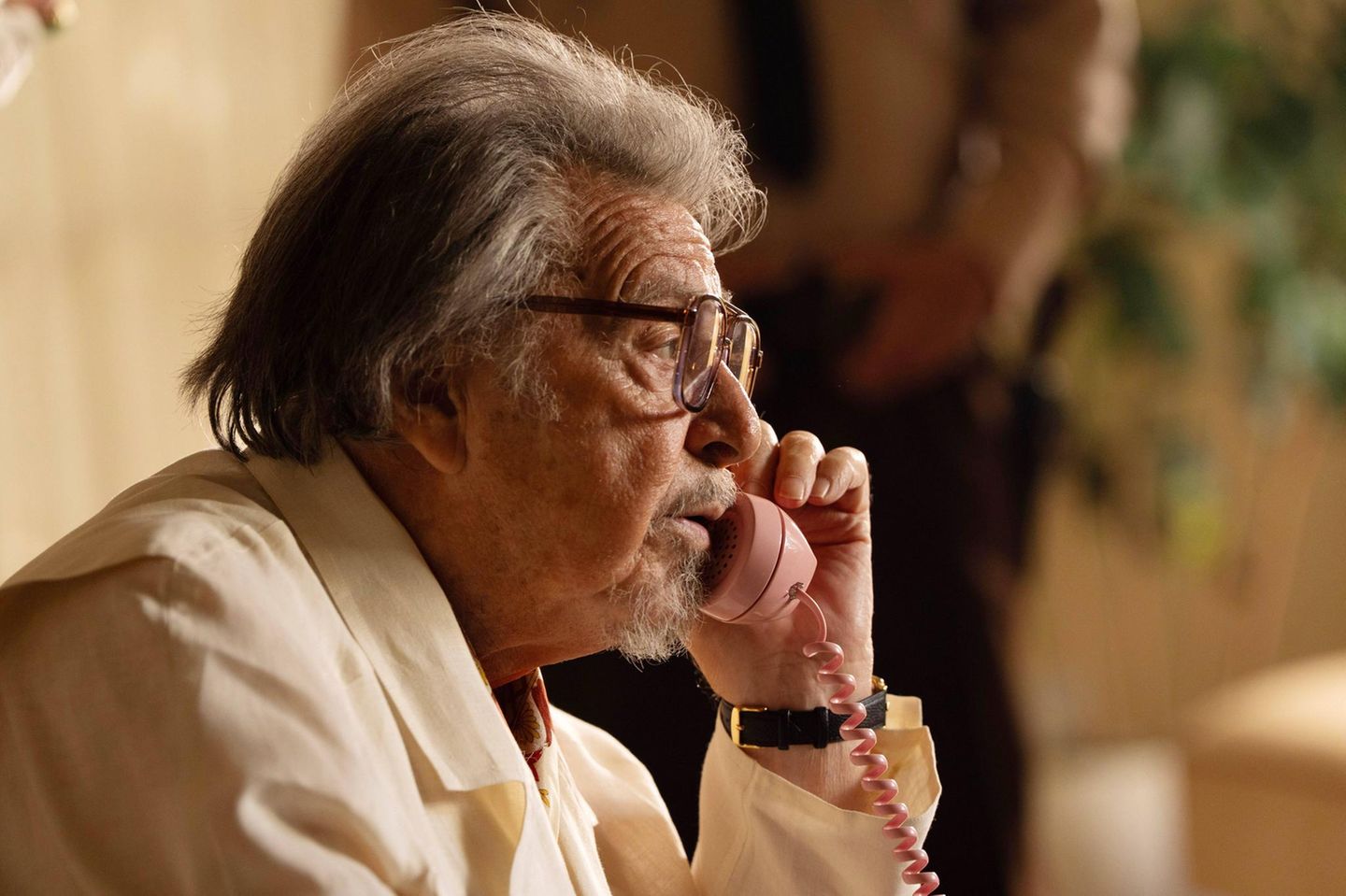 Al Pacino telefoniert