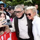 Heinz Hoenig mit seiner Frau und Fans