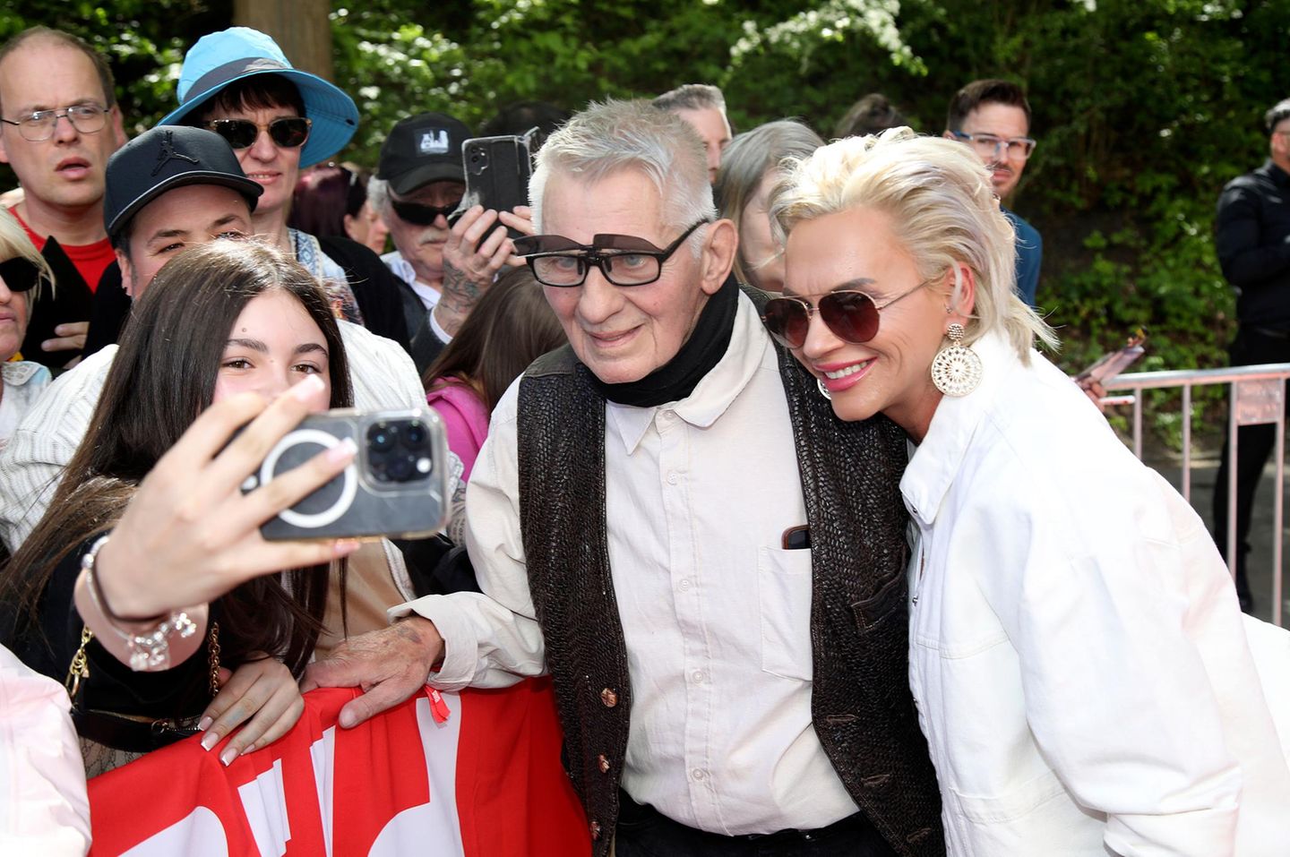 Heinz Hoenig mit seiner Frau und Fans