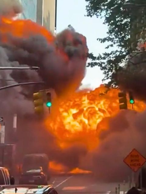 Riesiger Feuerball wälzt sich durch Häuserschlucht in New York