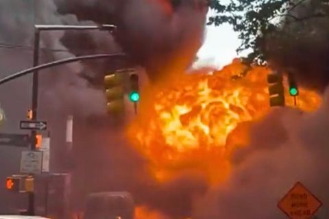 Riesiger Feuerball wälzt sich durch Häuserschlucht in New York