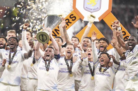 Aston Villa feiert nach Titelgewinn der Europa League mit Pokal