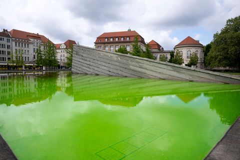 Auch der Mauerbrunnen vor dem Wirtschaftsministerium in Berlin leuchtete am Morgen grün. Foto: Christophe Gateau/dpa
