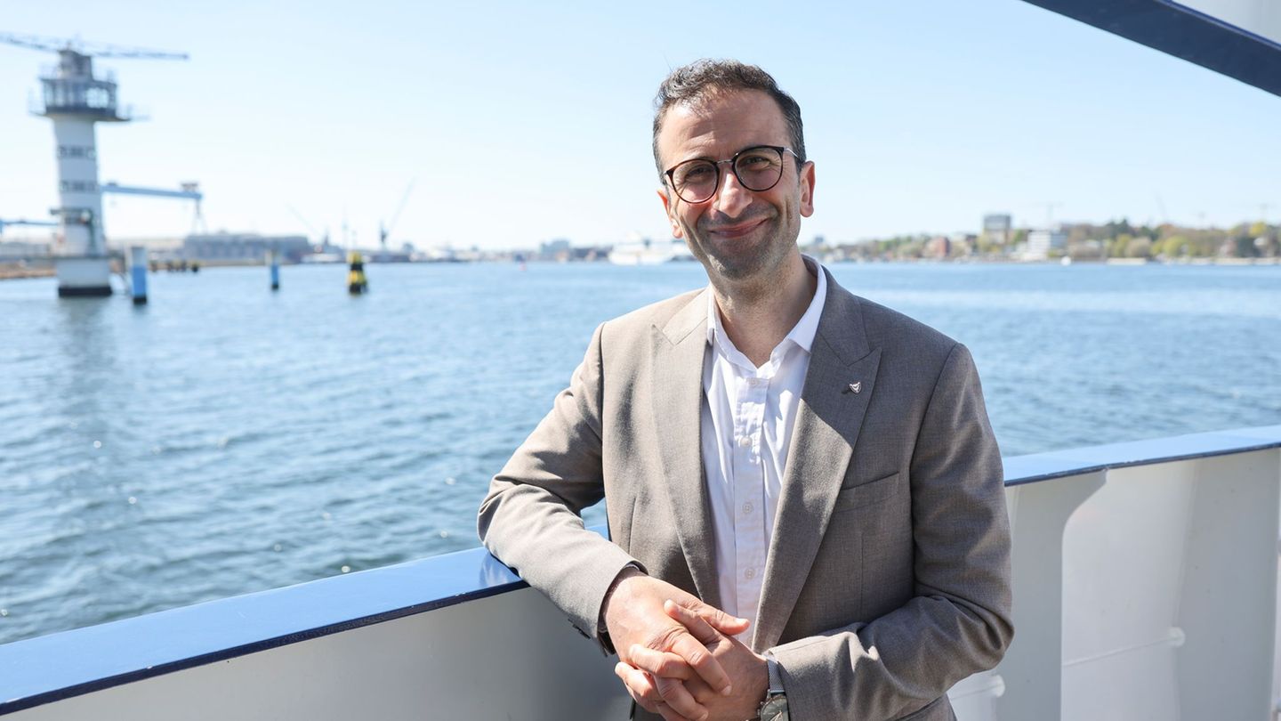 Kiels Oberbürgermeister Samet Yilmaz (Grüne) freut sich über die Ansiedlung eines Innovationszentrums der Marine. (Archivbild) F