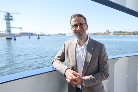 Kiels Oberbürgermeister Samet Yilmaz (Grüne) freut sich über die Ansiedlung eines Innovationszentrums der Marine. (Archivbild) F