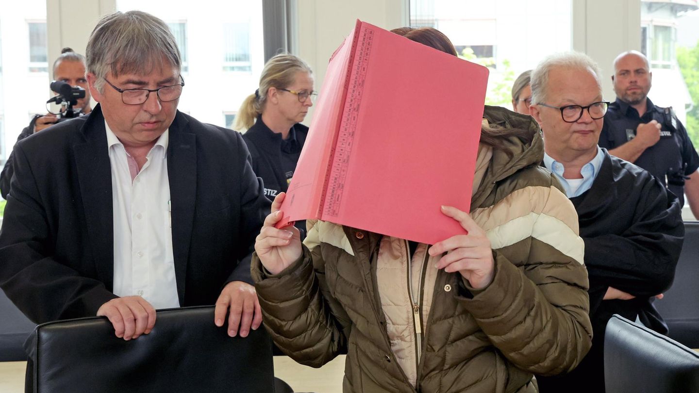 Die Angeklagte Gina H. zwischen ihren Verteidigern Andreas Ohm (l.) und Thomas Löcker (r.)