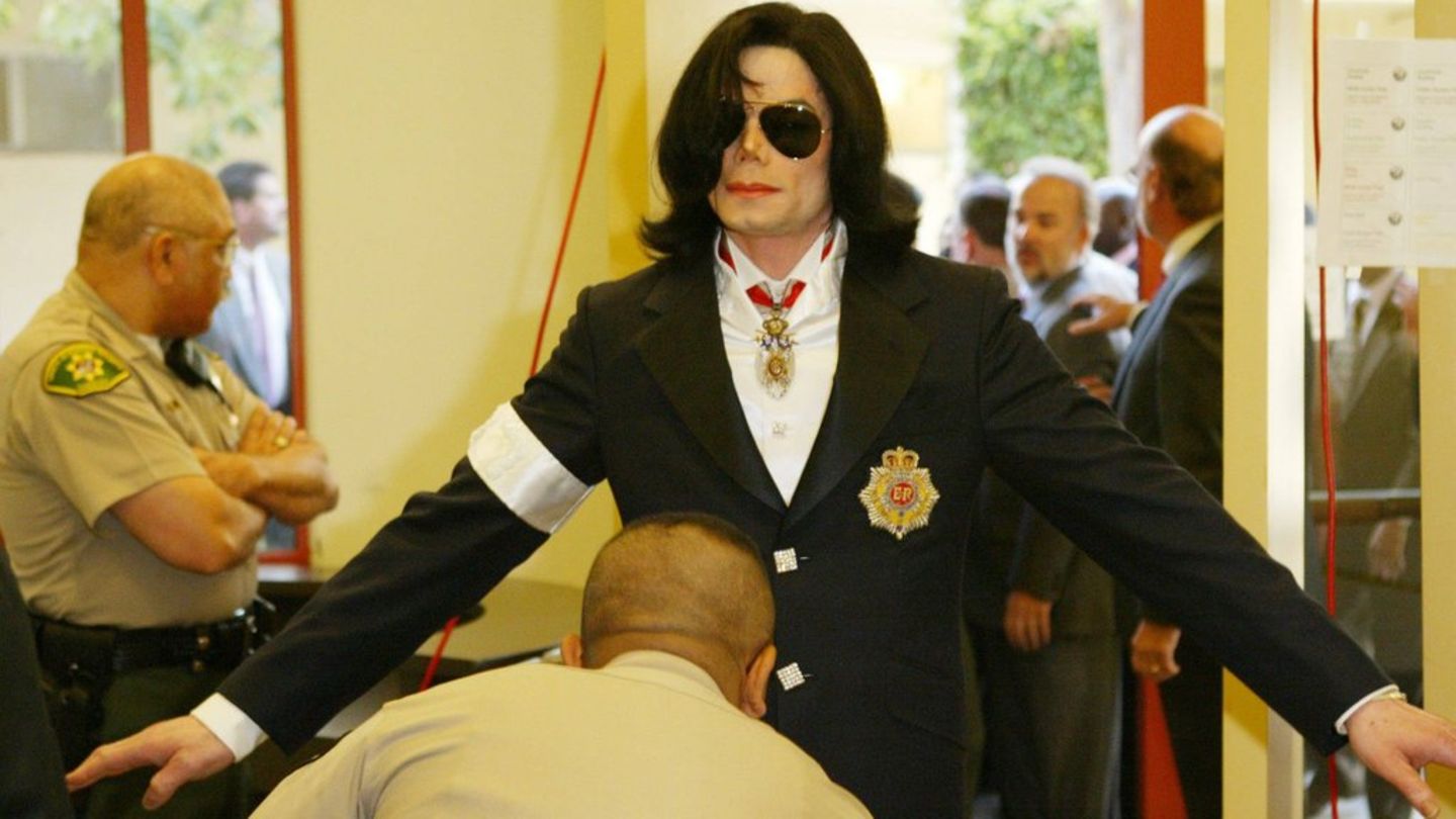 Michael Jackson bei seiner Anklageverlesung im Gerichtsgebäude von Santa Maria, Kalifornien, am 16. Januar 2004.