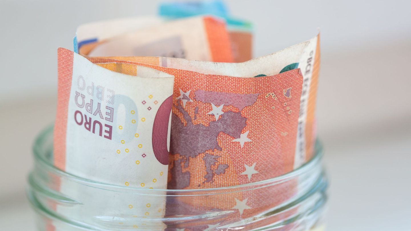 Nahezu zwei Drittel der Hamburger Sparer legen im Monat mindestens 100 Euro zurück. (Illustration) Foto: Fernando Gutierrez-Juar