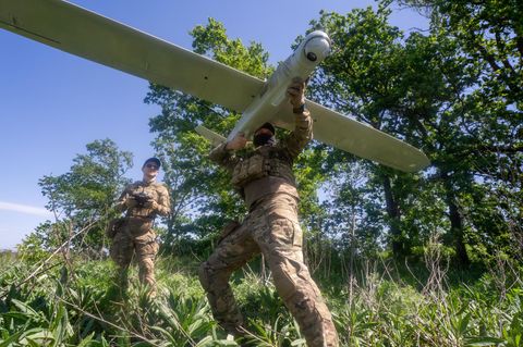 Ukraine-Soldaten halten eine Drohne