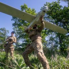 Ukraine-Soldaten halten eine Drohne