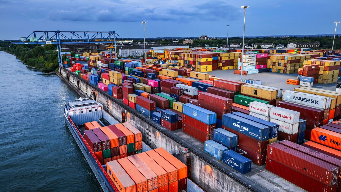 Containerumschlag im Duisburger Hafen: Die EU-Kommission halbiert die Wachstumsprognose für Deutschland wegen des Iran-Kriegs. (