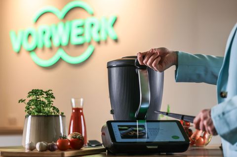 Mit dem Thermomix kann man unter anderem Lebensmittel zerkleinern, vermischen und erhitzen. Foto: Oliver Berg/dpa