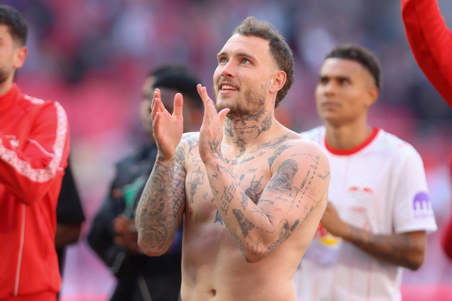 David Raum, Leipzig, bedankt sich bei den Fans