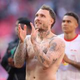 David Raum, Leipzig, bedankt sich bei den Fans