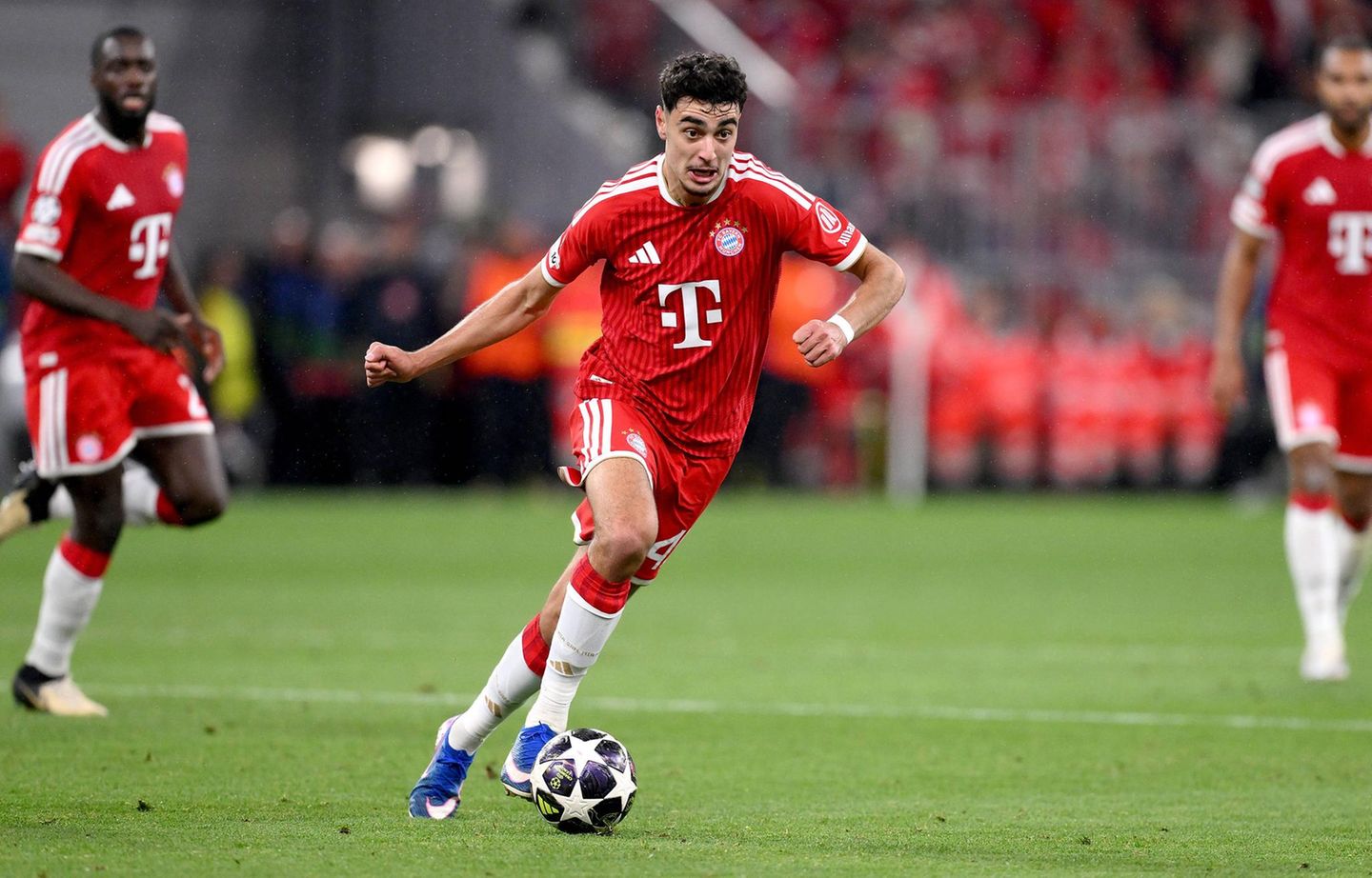 Aleksandar Pavlovic beim Spiel für den FC Bayern München