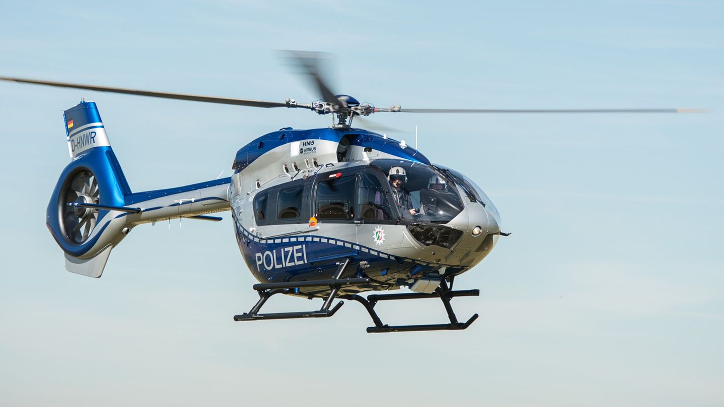 Piloten eines Polizei-Hubschraubers wurden mit einem Laser geblendet. (Archivbild) Foto: Wolfram Kastl/dpa