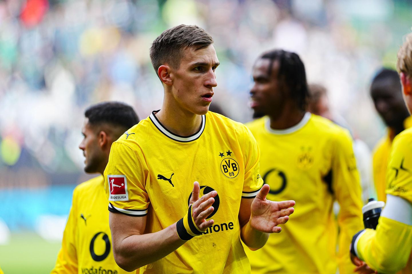 Nico Schlotterbeck im Dress des BVB klatscht in die Hände