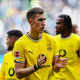Nico Schlotterbeck im Dress des BVB klatscht in die Hände