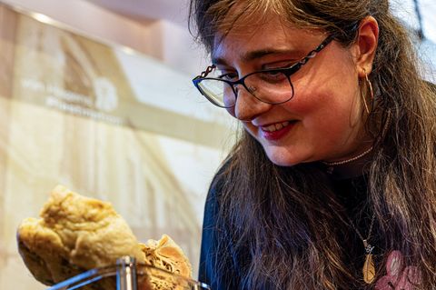 Martina Grabsch ist stolz auf ihr plastiniertes Herz. Foto: Frank Hammerschmidt/dpa