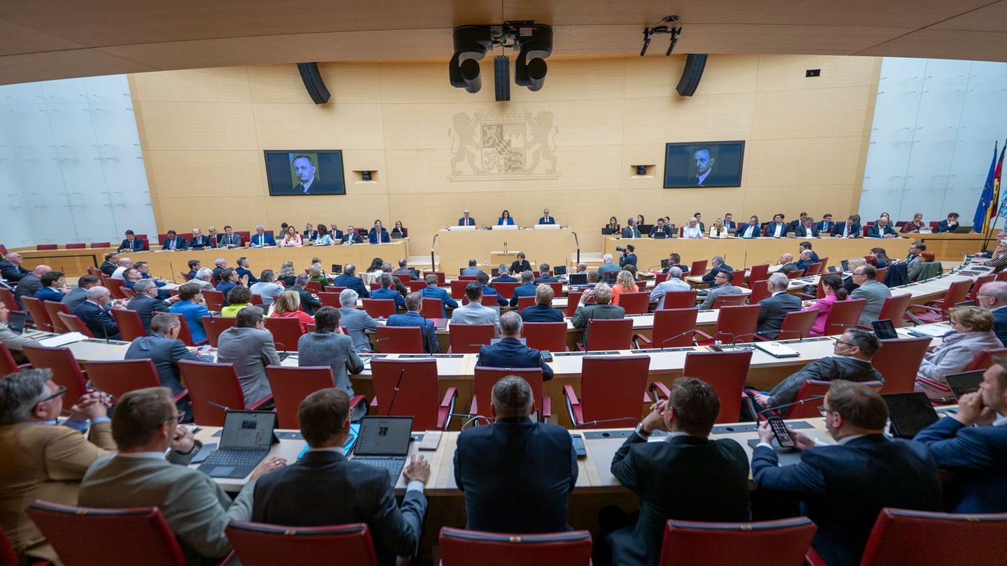 Nach Söders Regierungserklärung äußern sich die Oppositionsparteien. Foto: Peter Kneffel/dpa