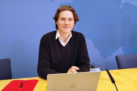 "Schule erhebt für sich den Anspruch, junge Menschen als Mini-Bürger in die Welt zu schicken", sagte der Landesschülersprecher d