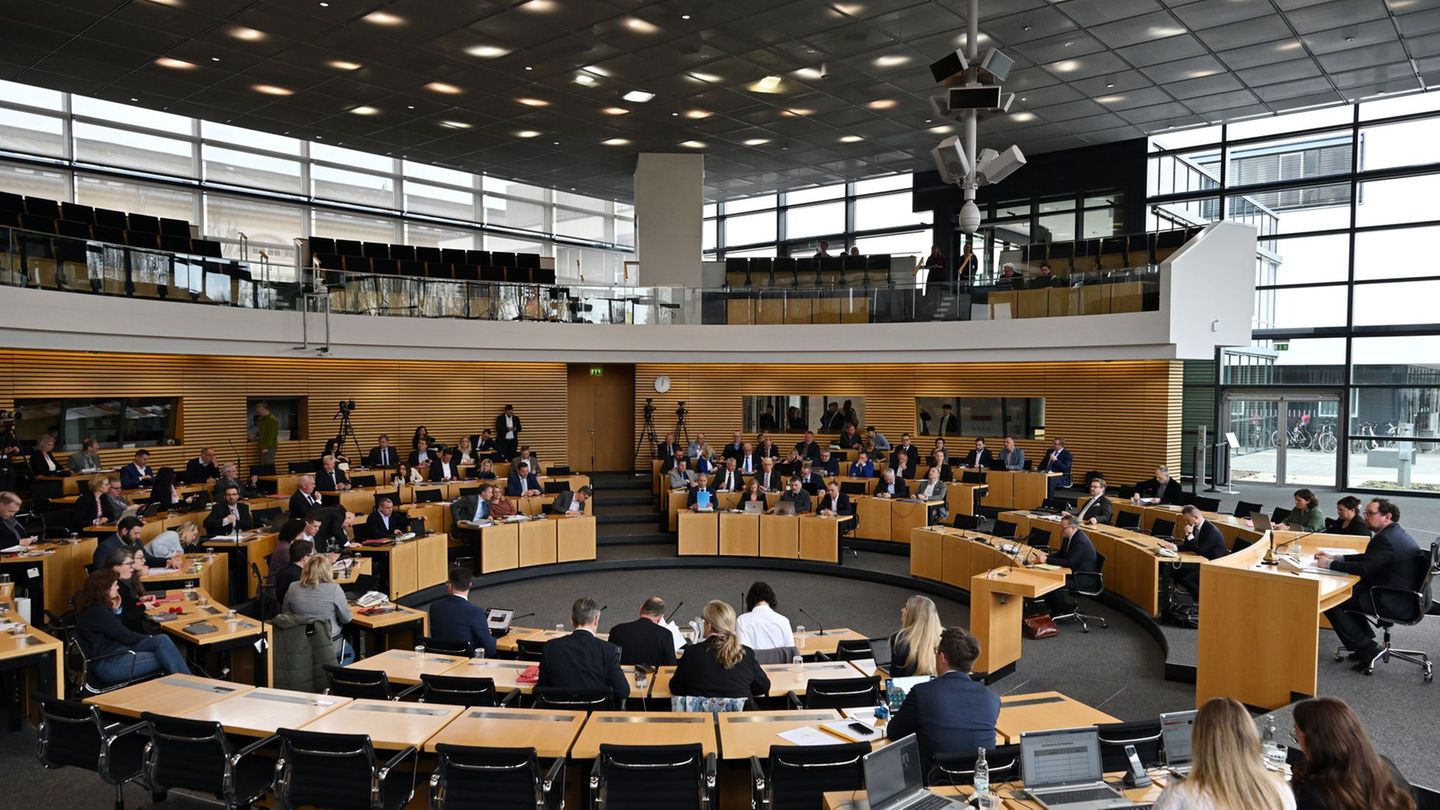 Die Fraktionen im Thüringer Landtag diskutierten kontrovers über die Schulpflicht. Die AfD-Fraktion steht mit ihrer Position iso