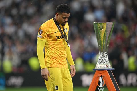Die Trophäe war für die Freiburger um Torwart Noah Atubolu nicht erreichbar. Foto: Robert Michael/dpa