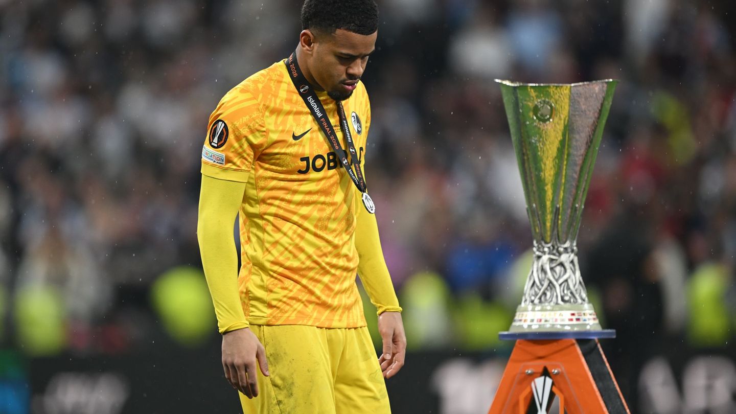 Die Trophäe war für die Freiburger um Torwart Noah Atubolu nicht erreichbar. Foto: Robert Michael/dpa