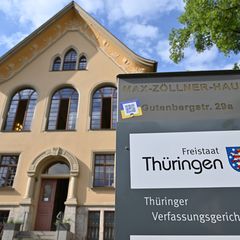 Verfassungsrichter sollen künftig über die Altersgrenze hinaus die Amtsgeschäfte weiterführen können. (Archivbild) Foto: Martin