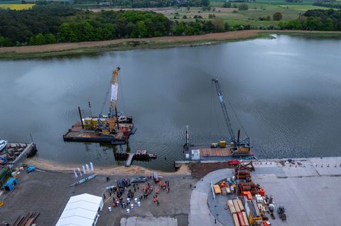 Die neue Brücke soll die Stadt Wolgast von Verkehr entlasten. Foto: Jens Büttner/dpa