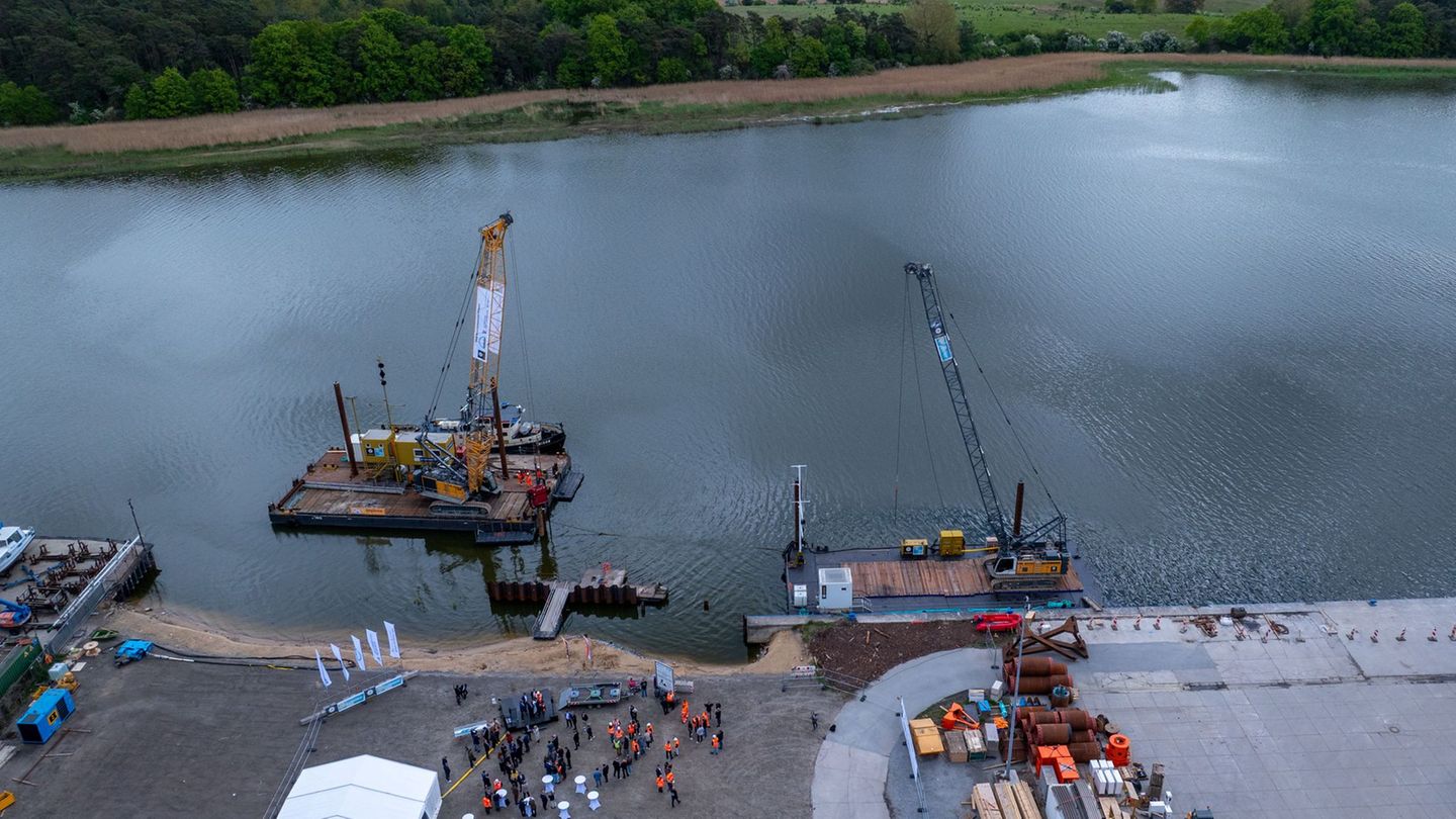 Die neue Brücke soll die Stadt Wolgast von Verkehr entlasten. Foto: Jens Büttner/dpa