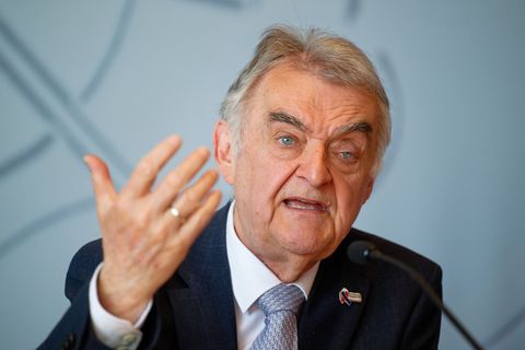 Nordrhein-Westfalens Innenminister Herbert Reul (CDU) setzt sich durch in seinem Haus - das trifft nicht bei allen seinen Beamte