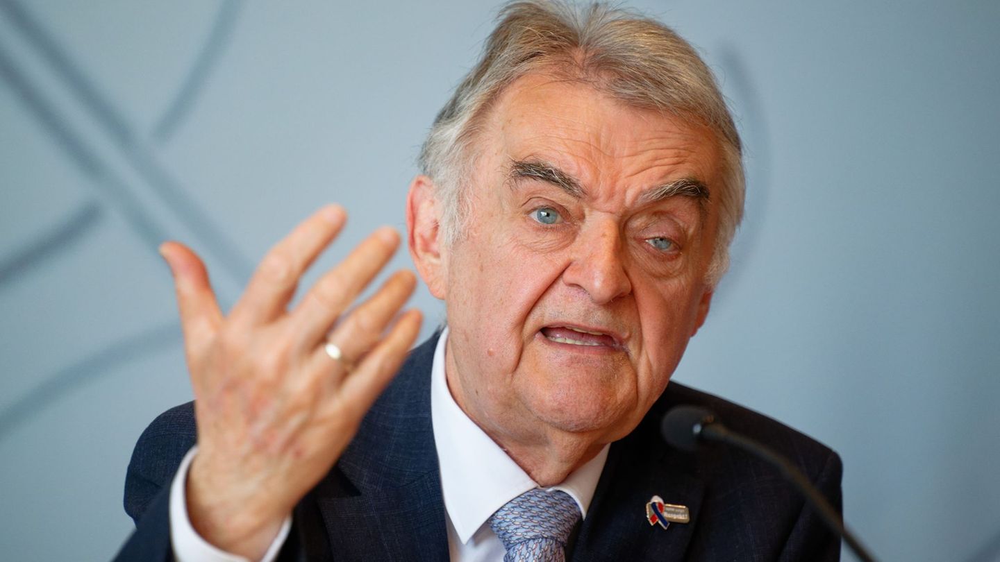 Nordrhein-Westfalens Innenminister Herbert Reul (CDU) setzt sich durch in seinem Haus - das trifft nicht bei allen seinen Beamte