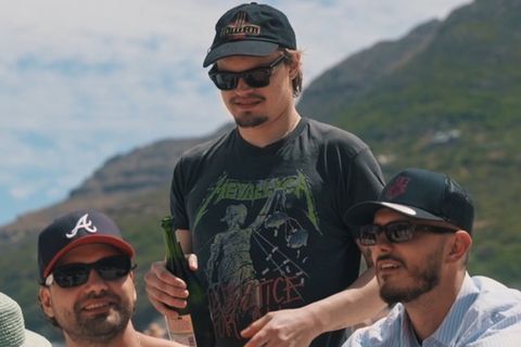 Wilson Ochsenknecht lässt am Strand in Südafrika die Korken knallen - nachdem er seiner Familie die Verlobung verkündet hat.