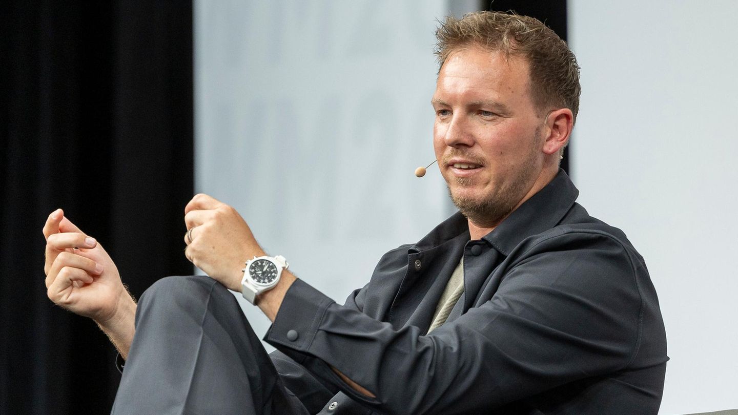 Julian Nagelsmann sitzt auf einem Podium in der DFB-Zentrale in Frankfurt zur Bekanntgabe für den WM-Kader