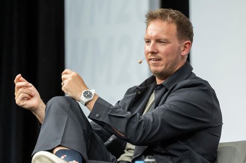 Julian Nagelsmann sitzt auf einem Podium in der DFB-Zentrale in Frankfurt zur Bekanntgabe für den WM-Kader