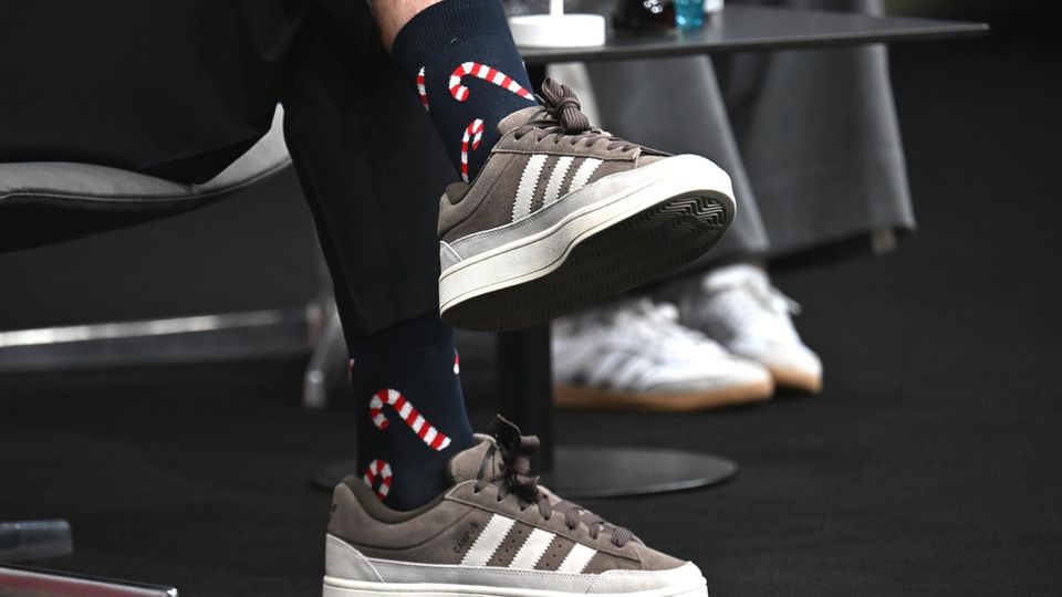 Julian Nagelsmanns trägt Socken mit Zuckerstangen-Motiv – ein Geschenk von Oliver Baumann