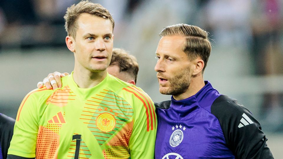 Oliver Baumann legt den Arm auf die Schulter von Manuel Neuer nach einem DFB-Länderspiel